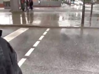 我 控制 她的 的陰戶 在 公 同 一 lovense lush - 她 moans 和 是 embarassed
