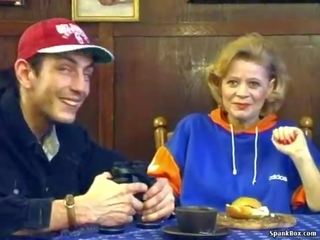 Grannyen älskar stor pecker