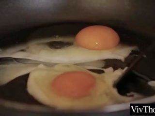 Tuyệt đẹp đồng tính nữ fucks cô ấy người yêu ass với một dây đeo trên