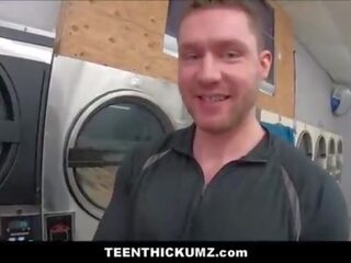 业余 黑色 青少年 thickum 性交 由 白 同伴 陌生人 在 laundromat