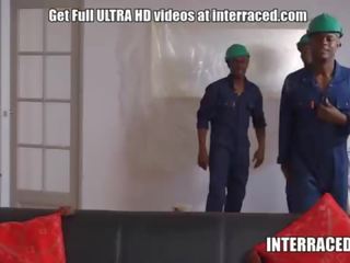 Начальник матуся hires 3 біб construction workers