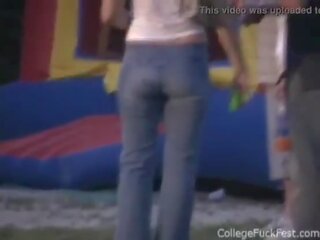 Adoleshent harlot fucked e thellë nga prapa