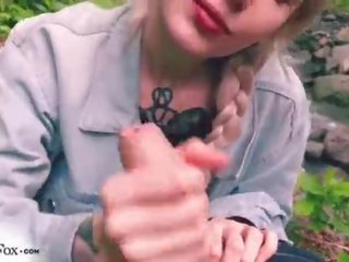 Blondine tiener zuigen manhood beau in de bos - sperma in mond