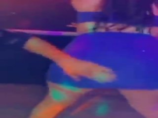 麦克风 torres 得到 一些 厚 屁股 拉丁 到 twerk 在 该 俱乐部 和 乱搞 她的 在 该 浴室 afterwards