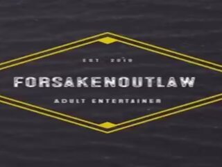 Чарівний коледж lassie отримує вигнутий над публічний ванна кімната раковина