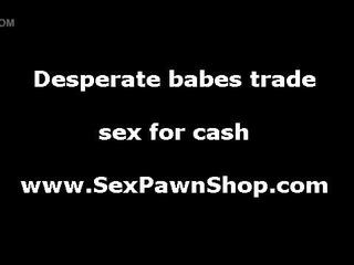 回しました 上の 服を着た女性裸の男性 熟女 吸います 大きい ディック のために 現金 で pawn ショップ