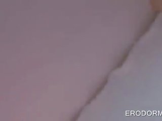 Коледж білявка скаче великий жорсткий джонсон в загальна спальня кімната ліжко