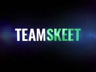 Перверзник surgeon има малко специален лечение за красавици червенокоси ален skies към фиксира тя страх на хора