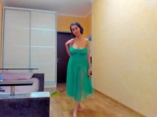 I shkëlqyer myla ëngjëll në green transparent dress&excl;