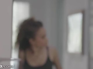 Eroticax - горещ котка burgler получава caught&comma; трясък & смуча