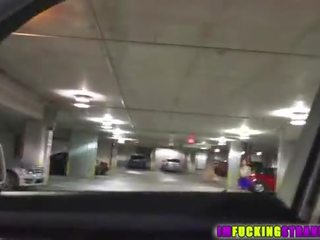 Elită și bruneta hitchhiker renee roulette devine inpulit de amice