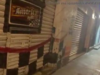 Se fue de pinta y se masturba en la calle hasta lograr un squirting
