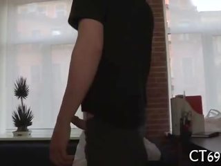 Právní věk mademoiselle coura dostane v prdeli těžký