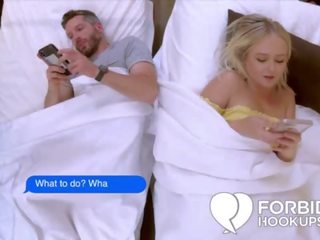 Провокаційний білявка трахає її виявилося на step-brother