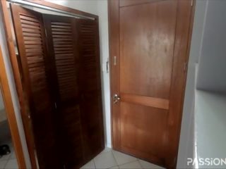 Nude delivery by crazy and voluptuous girl in holiday at home