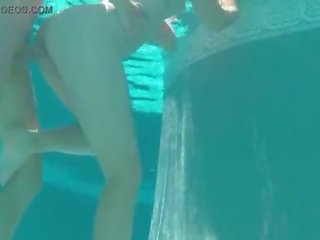 會見 她的 在 該 水池 在 裸體 resort