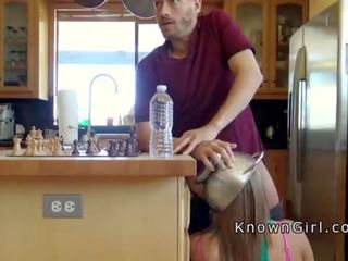 Білявка cheater смокче дзьоб в в кухня