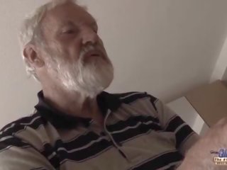 老 年輕 - 大 陽具 爺爺 性交 由 青少年 她 舔 厚 老 男人 刺