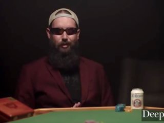 Deeper&period; gambler bets 그의 매력적인 아내 에 높은 stake 경기