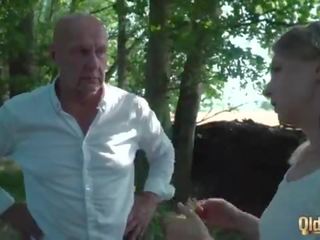 老 striplings 乱搞 青少年 性交 结束 同 一 湿 射精 在 口