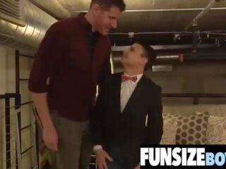 Привабливий fellow austin молодий крихітна мудак трахкав по неймовірно величезний хуй -funsizeboys&period;net