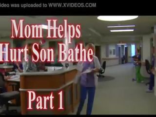 Мама helps біль син bathe перший частина