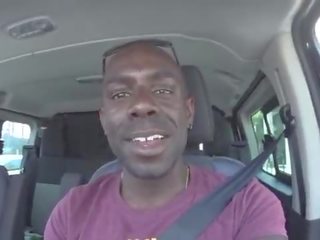 A mladý lassie saje a velký černý manhood v a auto park v the ulice v the middle na the afternoon část 1
